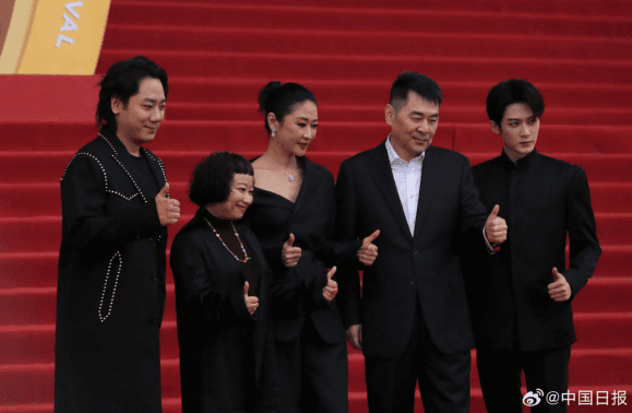 第十五届北京国际电影节盛大开幕：雨中红毯见证电影艺术魅力