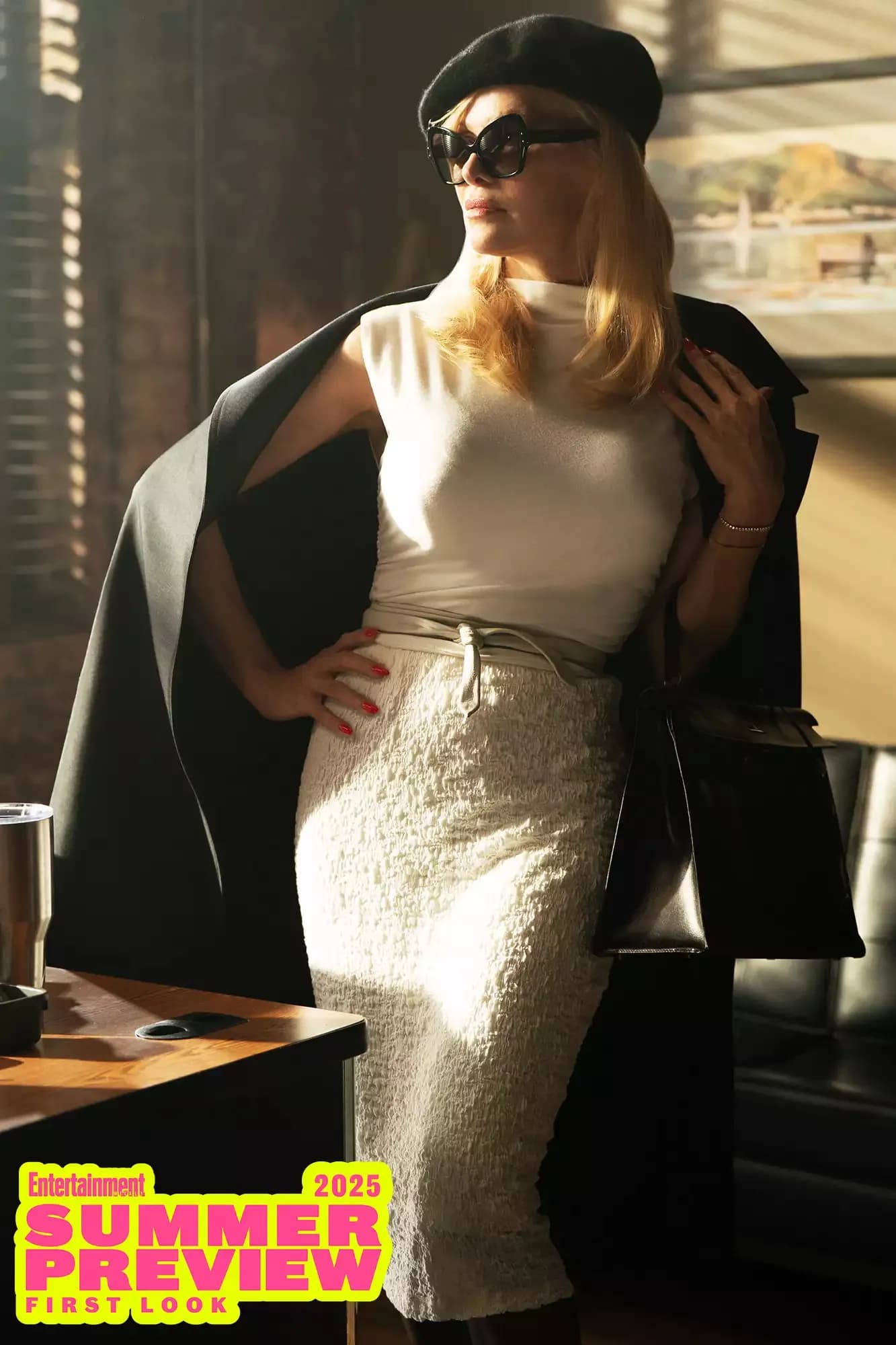 白头神探重启版首曝帕梅拉·安德森造型：神秘角色致敬经典黑色电影