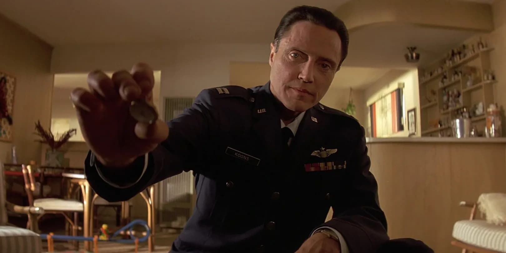 昆汀·塔伦蒂诺经典之作《低俗小说》现可免费在线观看