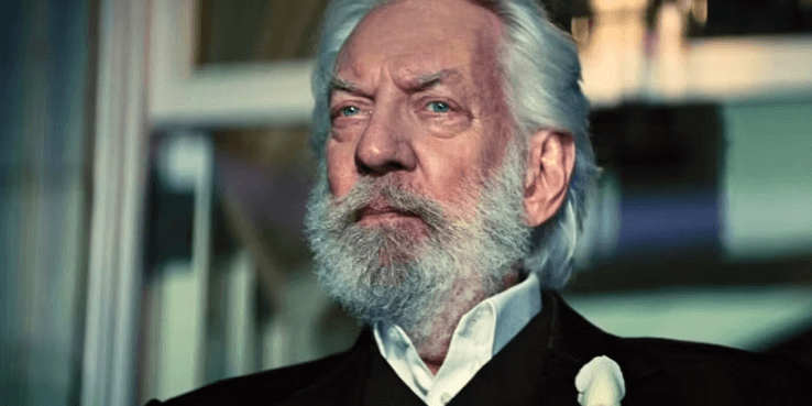 《饥饿游戏：黎明收割》曝片场照，拉尔夫·费因斯版“斯诺总统”首次亮相