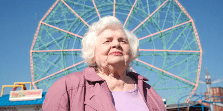 斯嘉丽·约翰逊执导首部电影了不起的埃莉诺Eleanor the Great首映，烂番茄评分良好