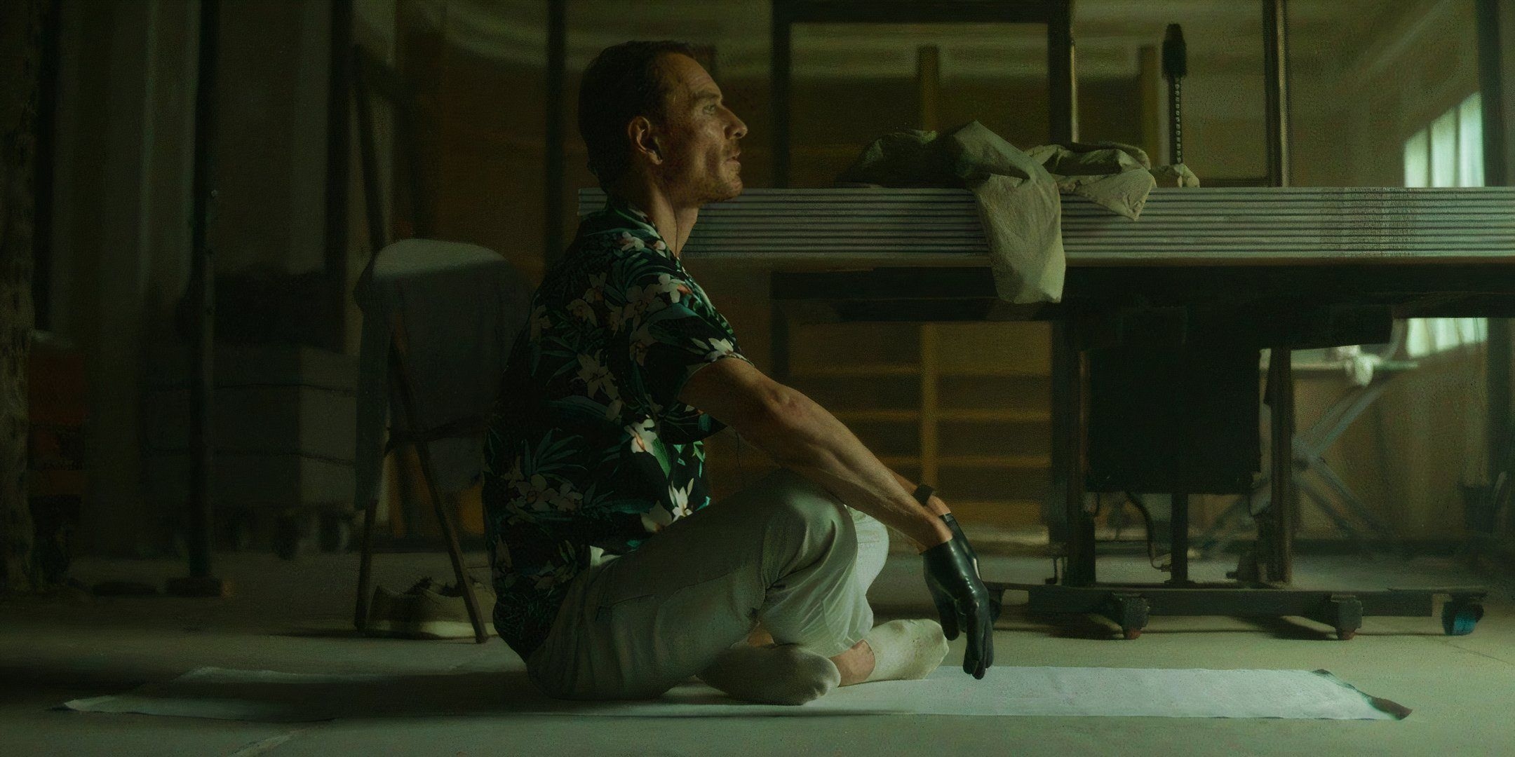 迈克尔·法斯宾德揭秘杀手戏服细节:芬奇对“情趣手套”的执着